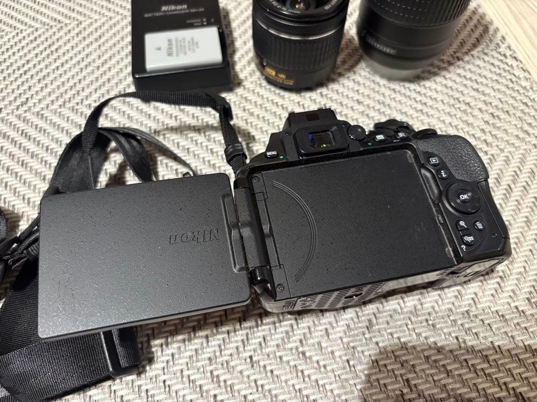 Nikon D5000 デジタル一眼レフカメラ　ダブルズームキット