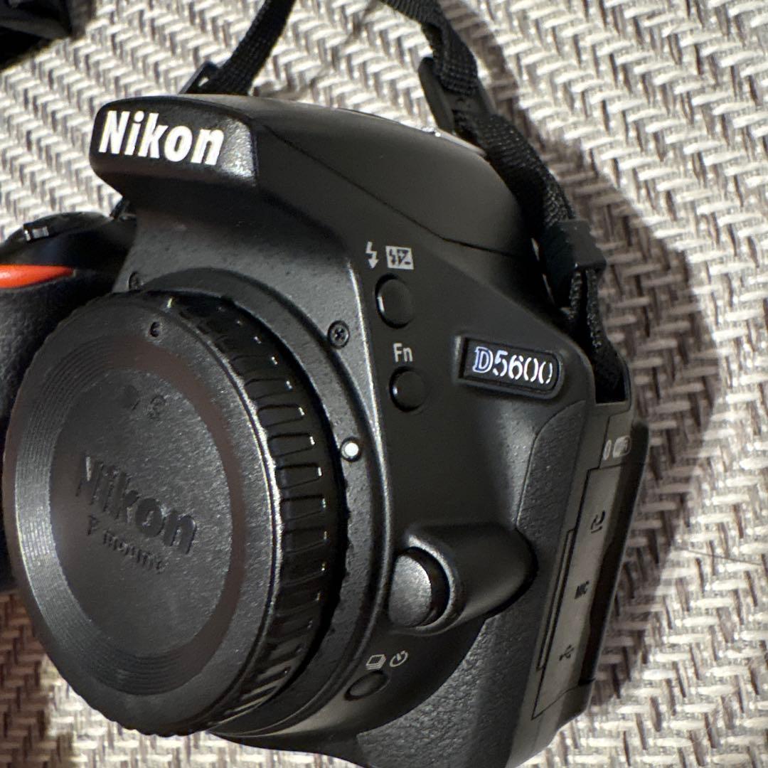 Nikon D5000 デジタル一眼レフカメラ　ダブルズームキット