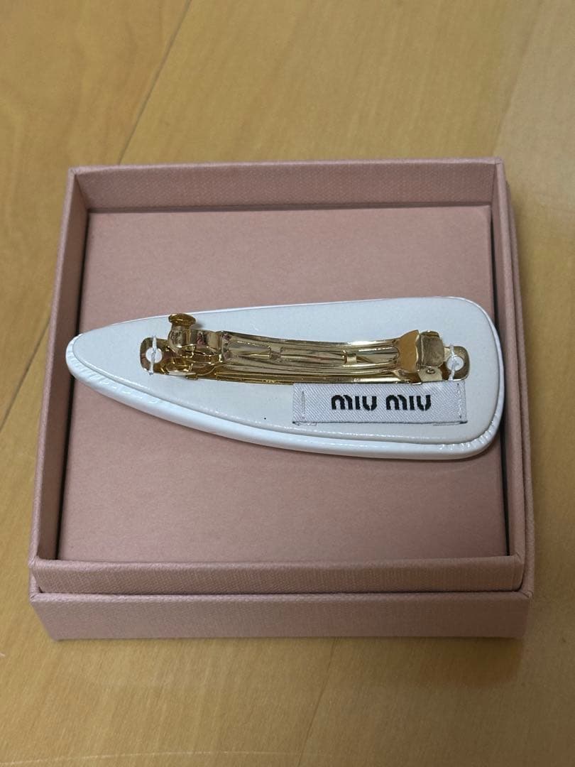 miumiu パテントレザー ヘアクリップ ヘアピン 白