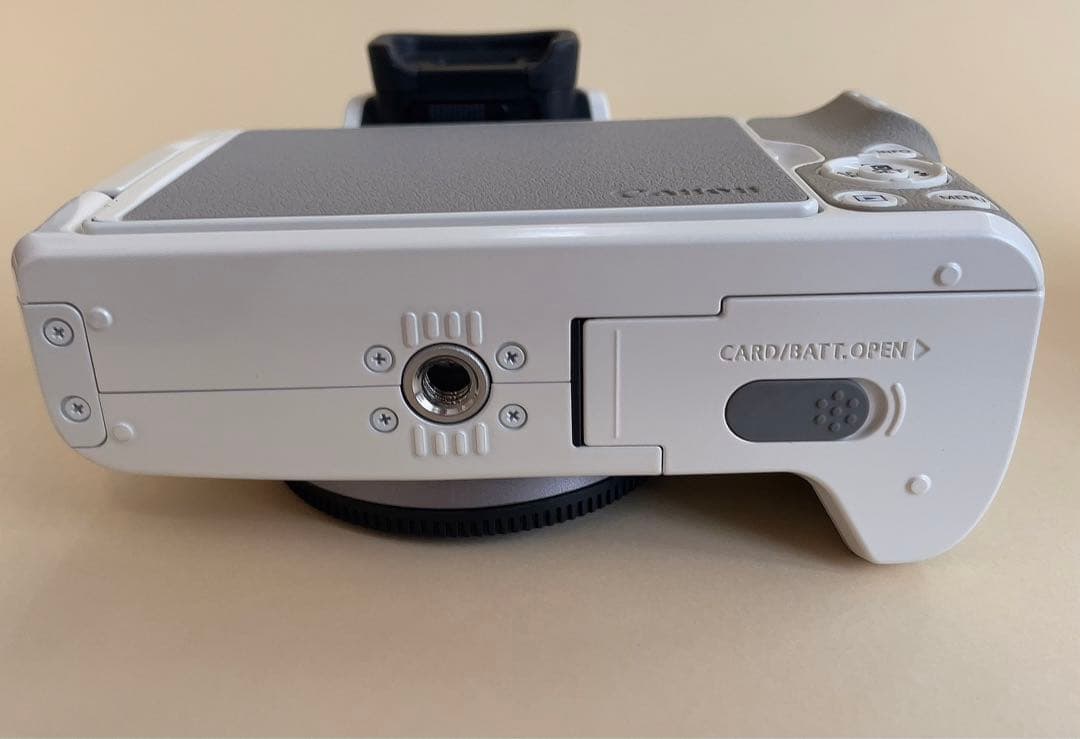 EOS Kiss M ダブルレンズキット　中古　canon