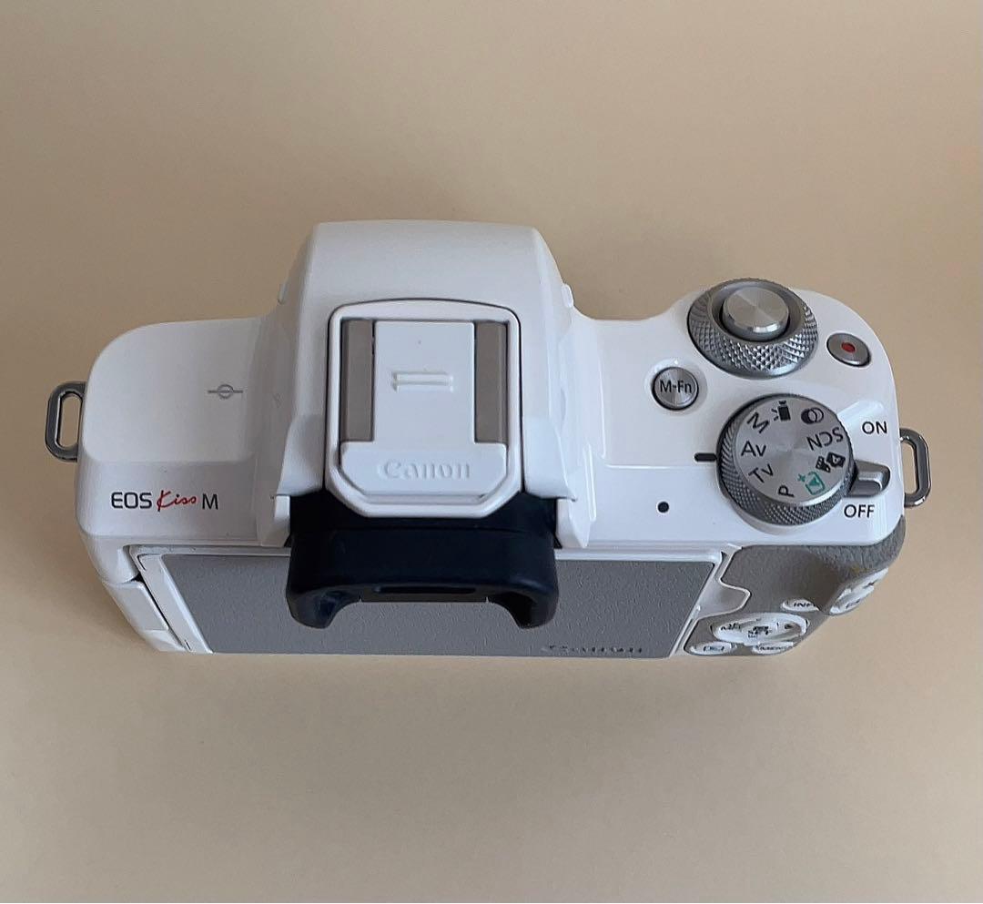 EOS Kiss M ダブルレンズキット　中古　canon