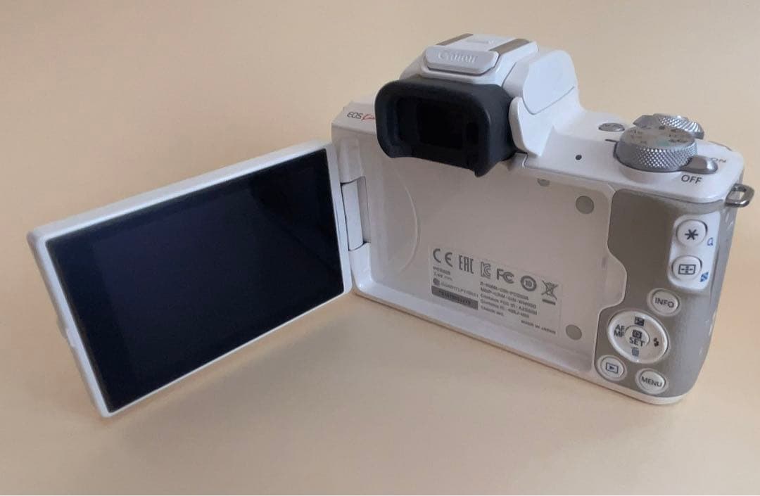 EOS Kiss M ダブルレンズキット　中古　canon