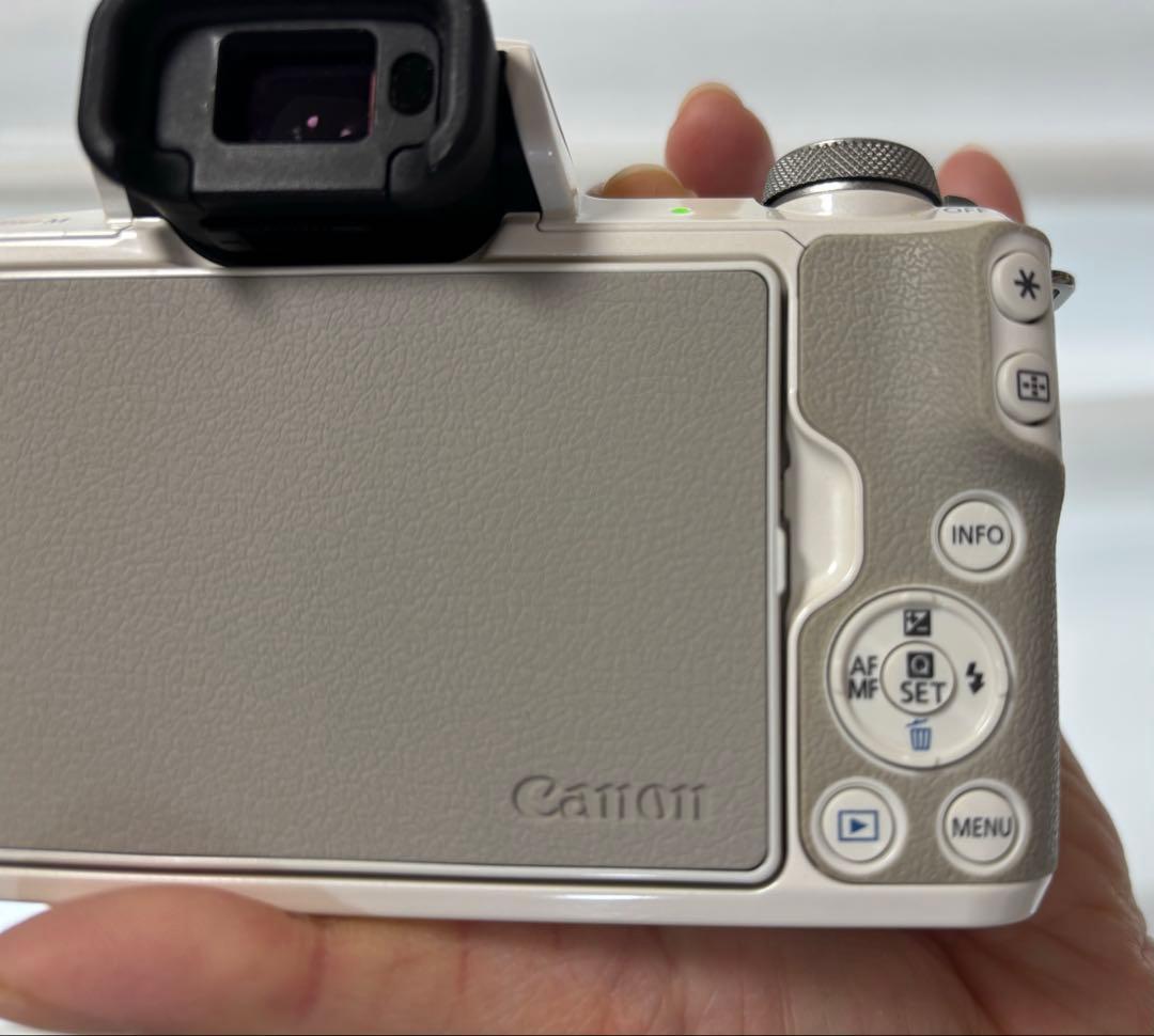 EOS Kiss M ダブルレンズキット　中古　canon
