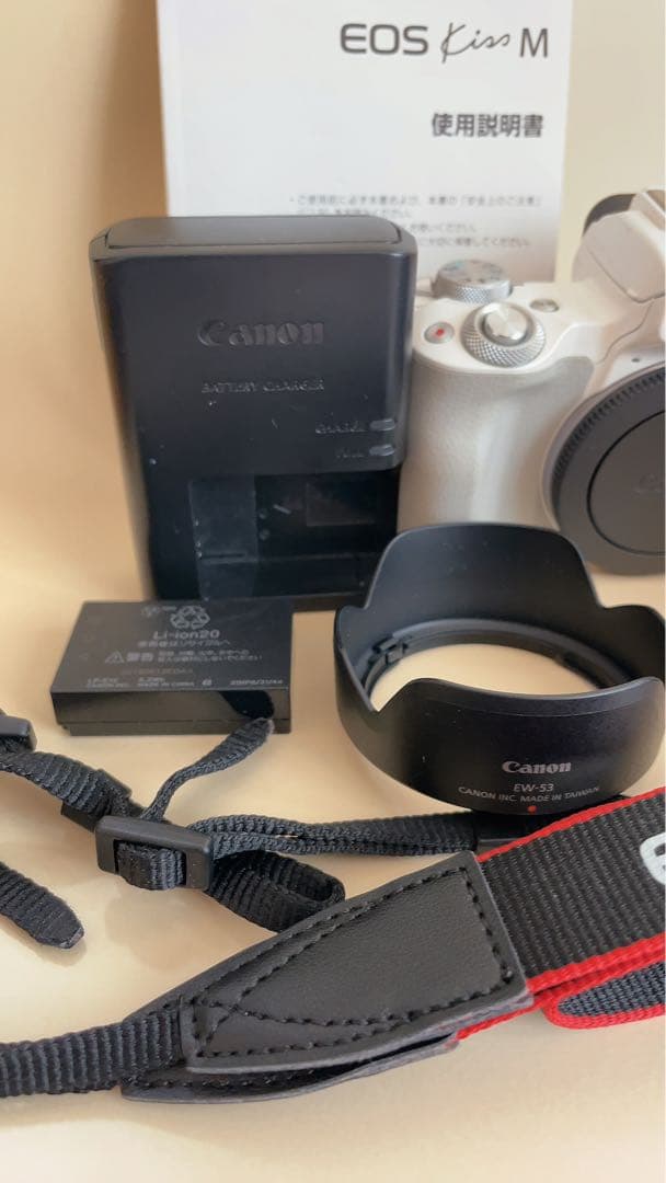 EOS Kiss M ダブルレンズキット　中古　canon
