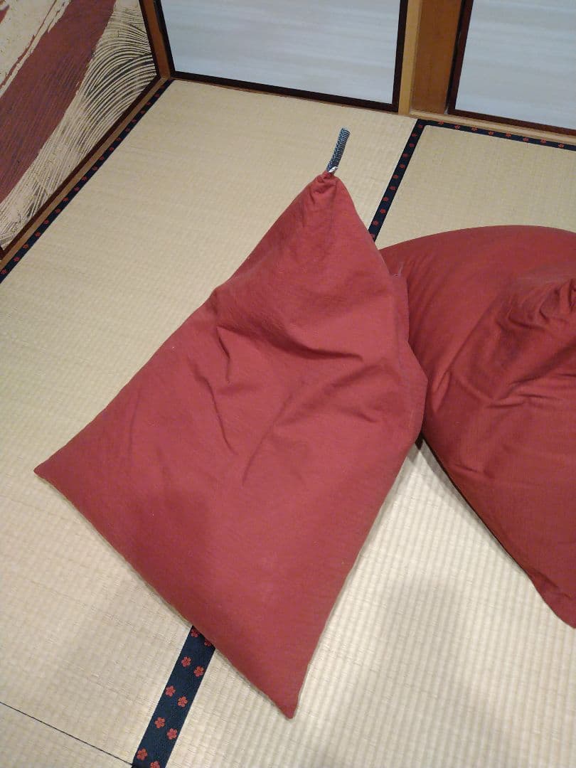 赤い三角形クッション 持ち手付き