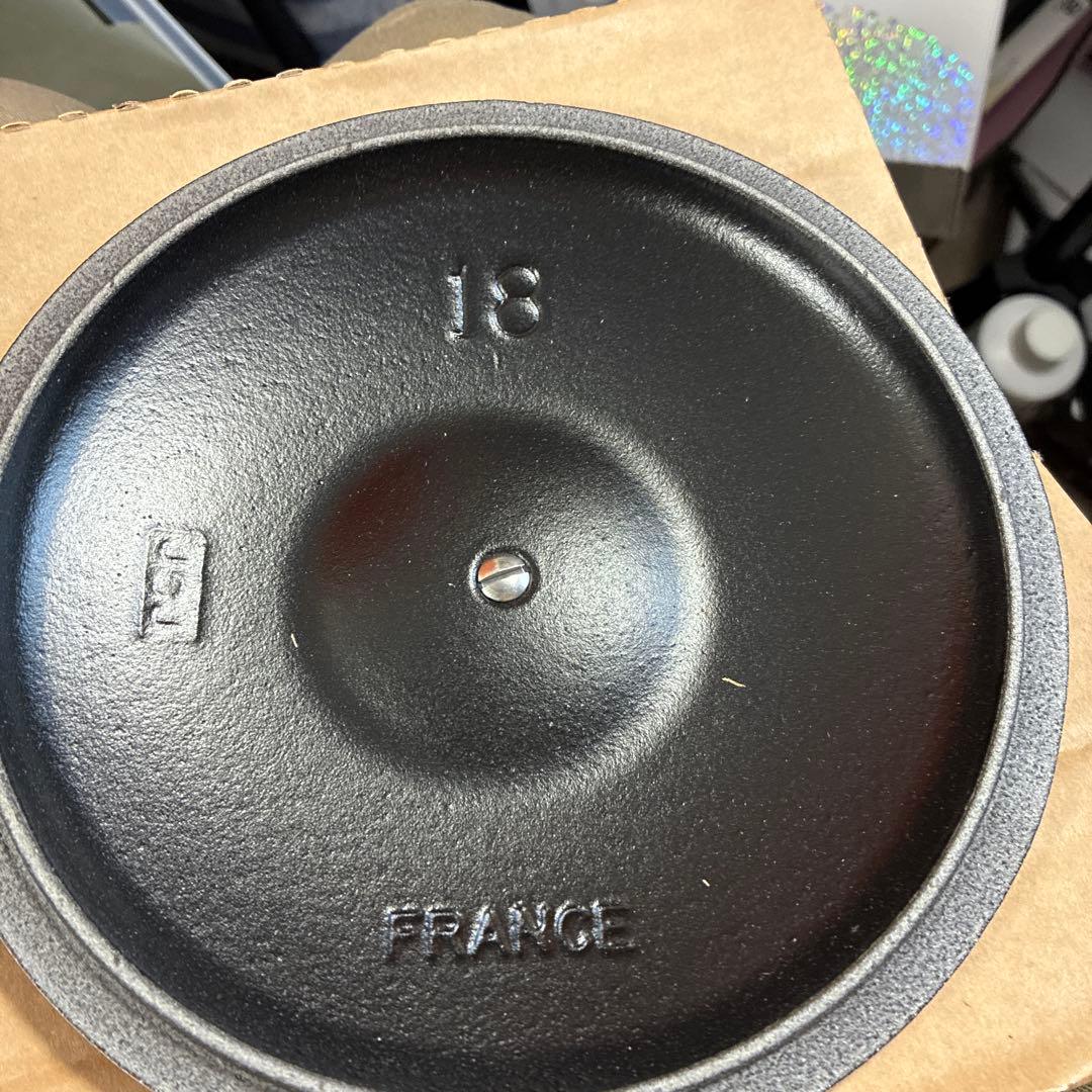 新品　ル•クルーゼ　ココットエブリィ18 センチ　外側薄いピンク内部ブラック