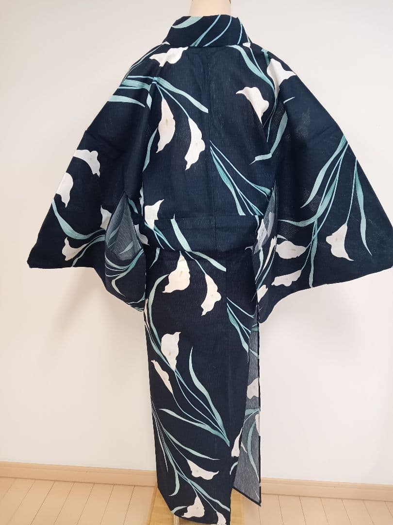 あんじゅら樣専用　綿麻浴衣　深い紺色✕カラーの花