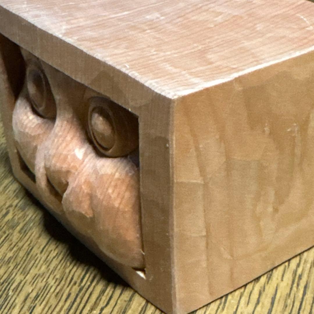 木彫の猫　手作り　箱から顔を出している猫　キューブ