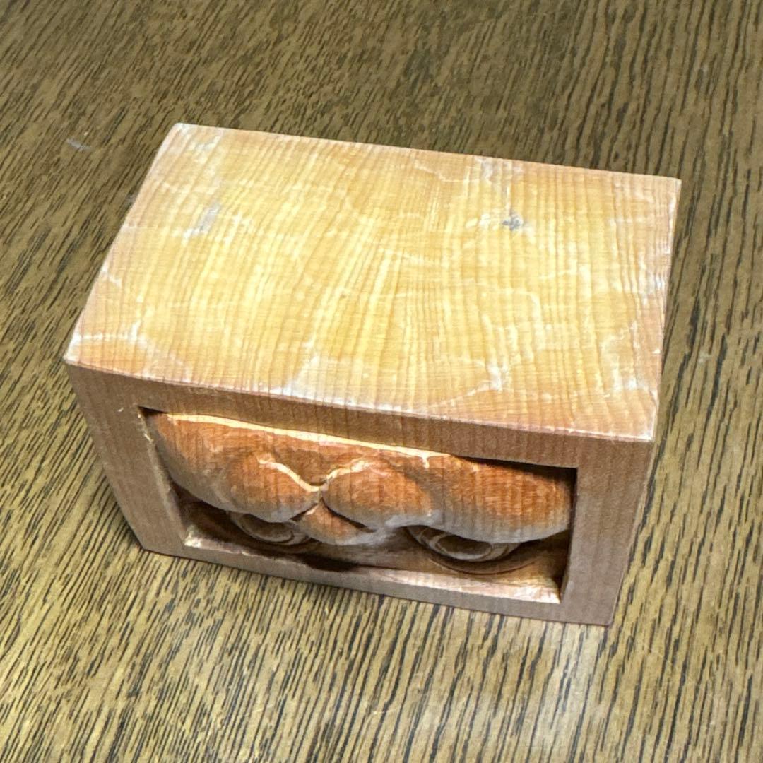 木彫の猫　手作り　箱から顔を出している猫　キューブ