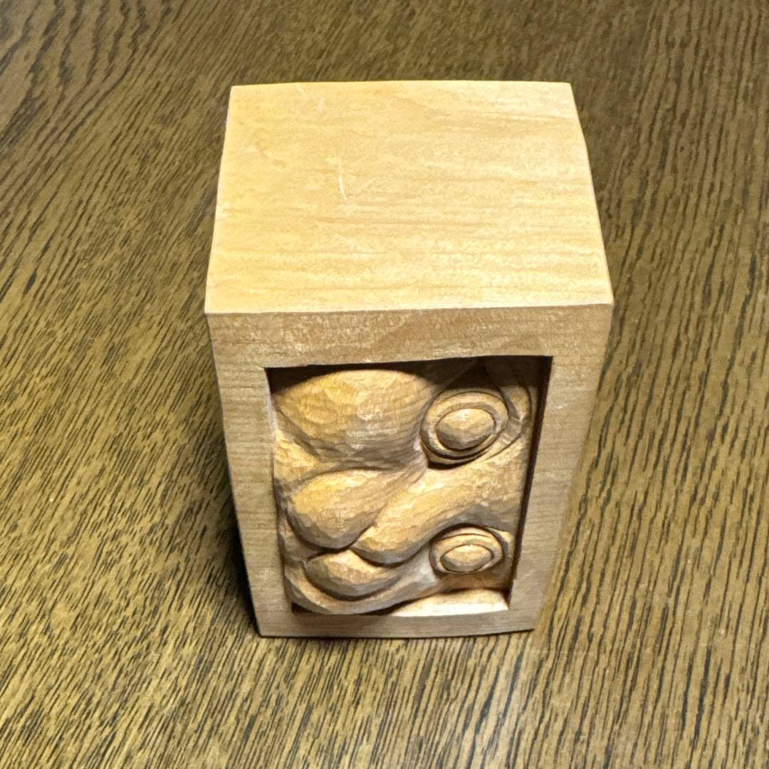 木彫の猫　手作り　箱から顔を出している猫　キューブ