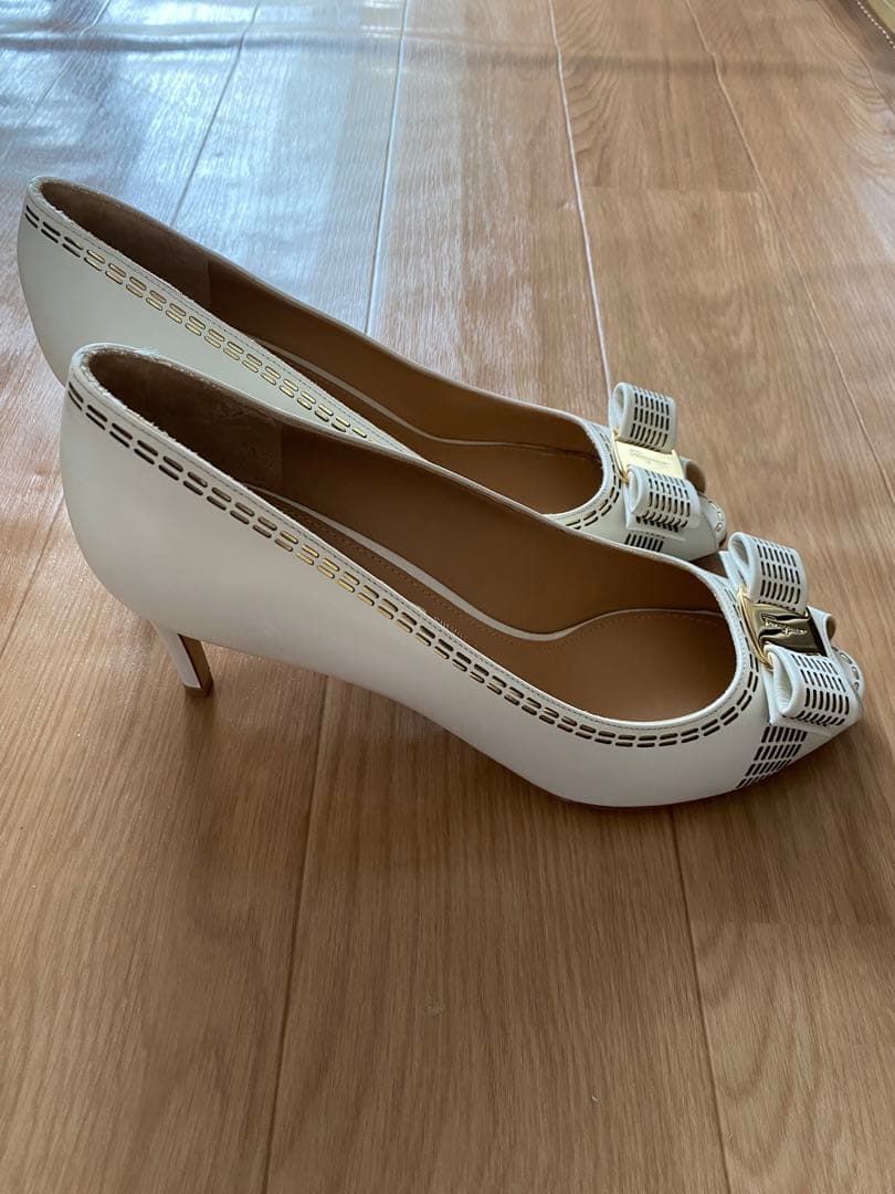 お値引き中！フェラガモ　Ferragamo ホワイト オープントゥパンプス