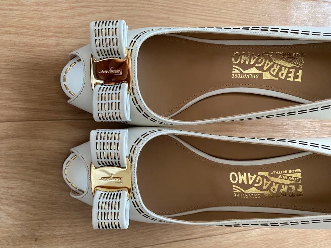 お値引き中！フェラガモ　Ferragamo ホワイト オープントゥパンプス