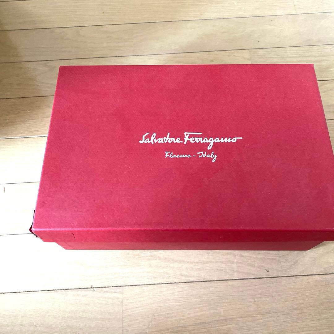 お値引き中！フェラガモ　Ferragamo ホワイト オープントゥパンプス