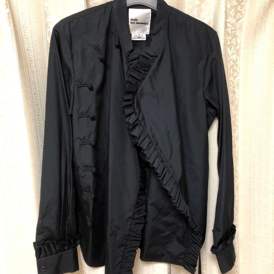【noir kei ninomiya】 フリル付きチャイナボタン_ブラウス _黒