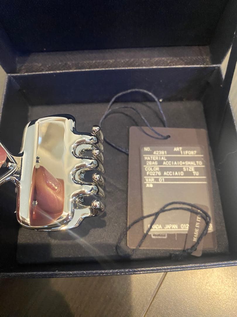 正規品PRADA ヘアクリップ