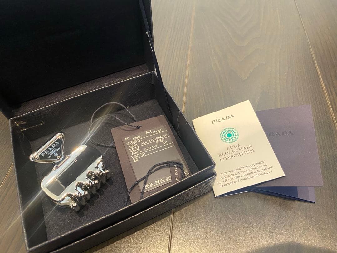正規品PRADA ヘアクリップ