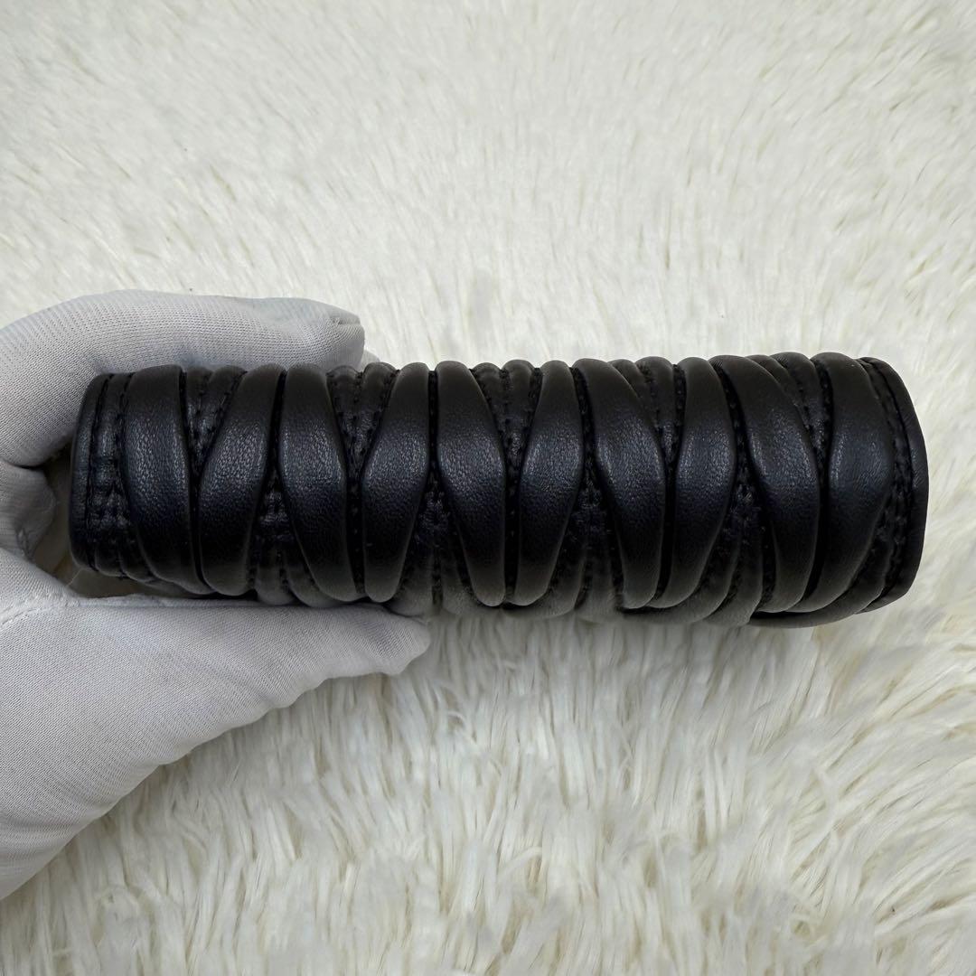 ✨美品✨ MIUMIU 二つ折り 財布 マテラッセ 黒 レザー メタルロゴ