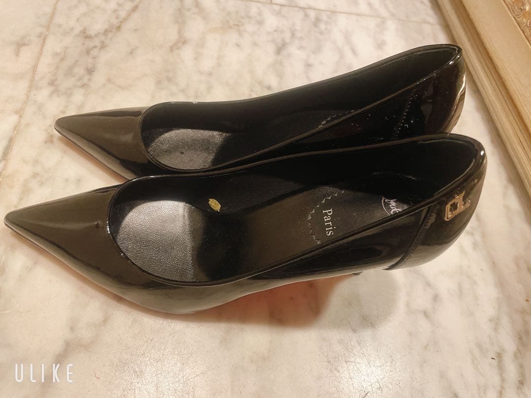 ルブタン黒エナメルヒール高島屋内のブティックにて購入