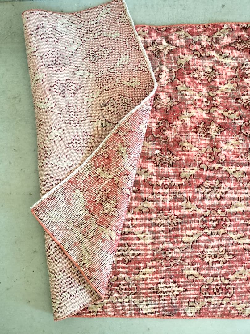 ローズピンクの紋章ラグ　ヴィンテージトルコラグNo.732