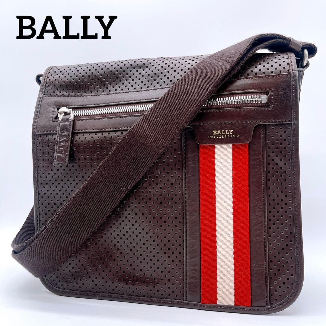 美品✨【バリー】メッセンジャーバッグ ショルダーバッグ パンチング加工 A4可能