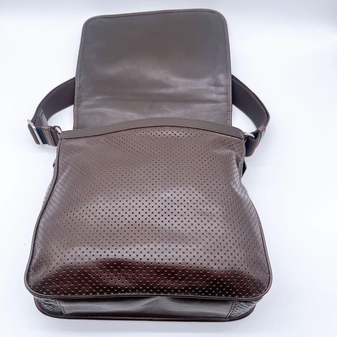美品✨【バリー】メッセンジャーバッグ ショルダーバッグ パンチング加工 A4可能