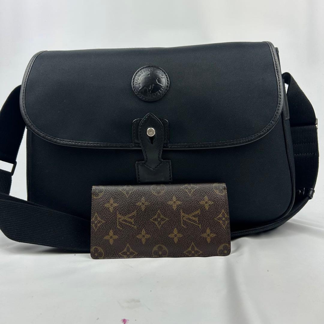 【美品】ハンティングワールド　ショルダーバッグ メッセンジャーバッグ　ロゴ　黒