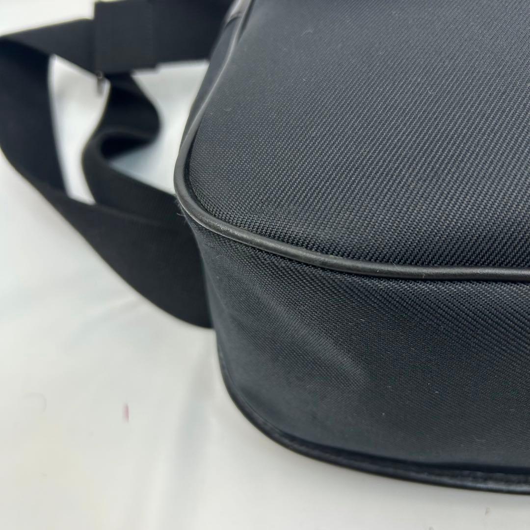 【美品】ハンティングワールド　ショルダーバッグ メッセンジャーバッグ　ロゴ　黒