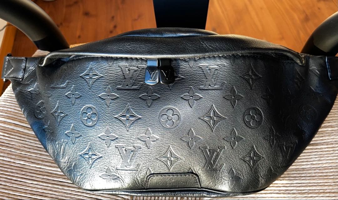 Louis Vuitton バムバック　エンボス　ブラック