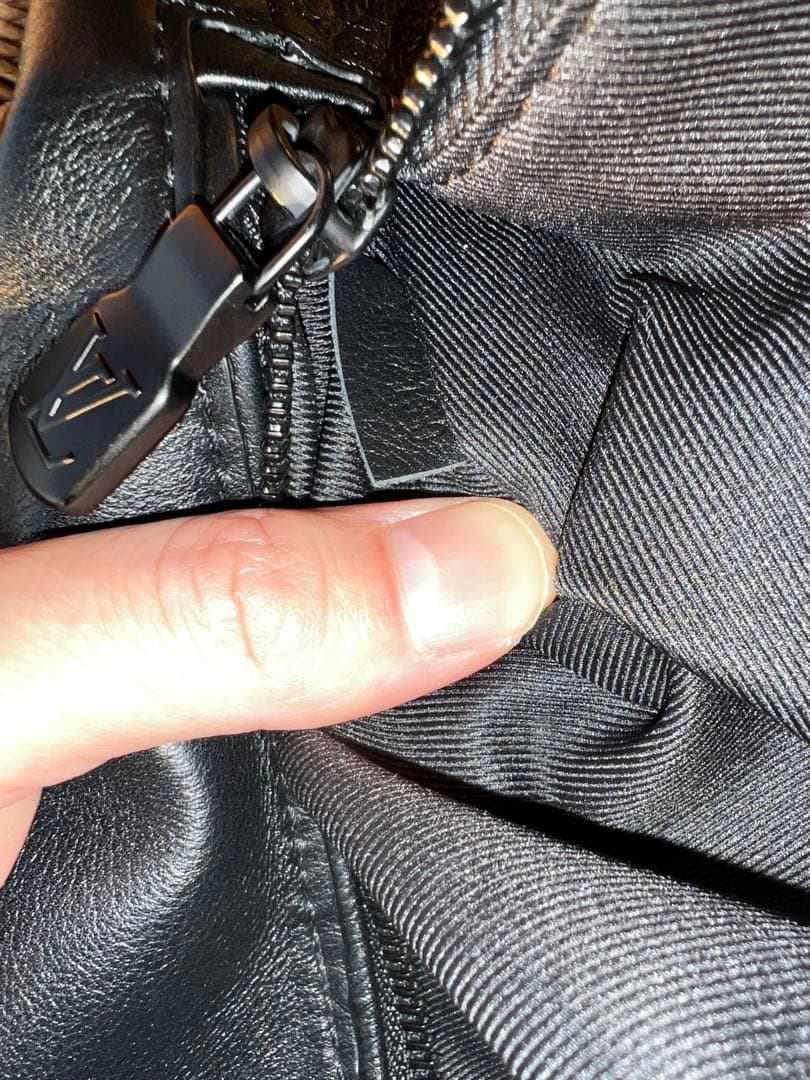 Louis Vuitton バムバック　エンボス　ブラック