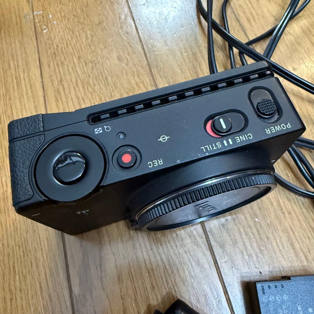 SIGMA fp L 本体と付属品