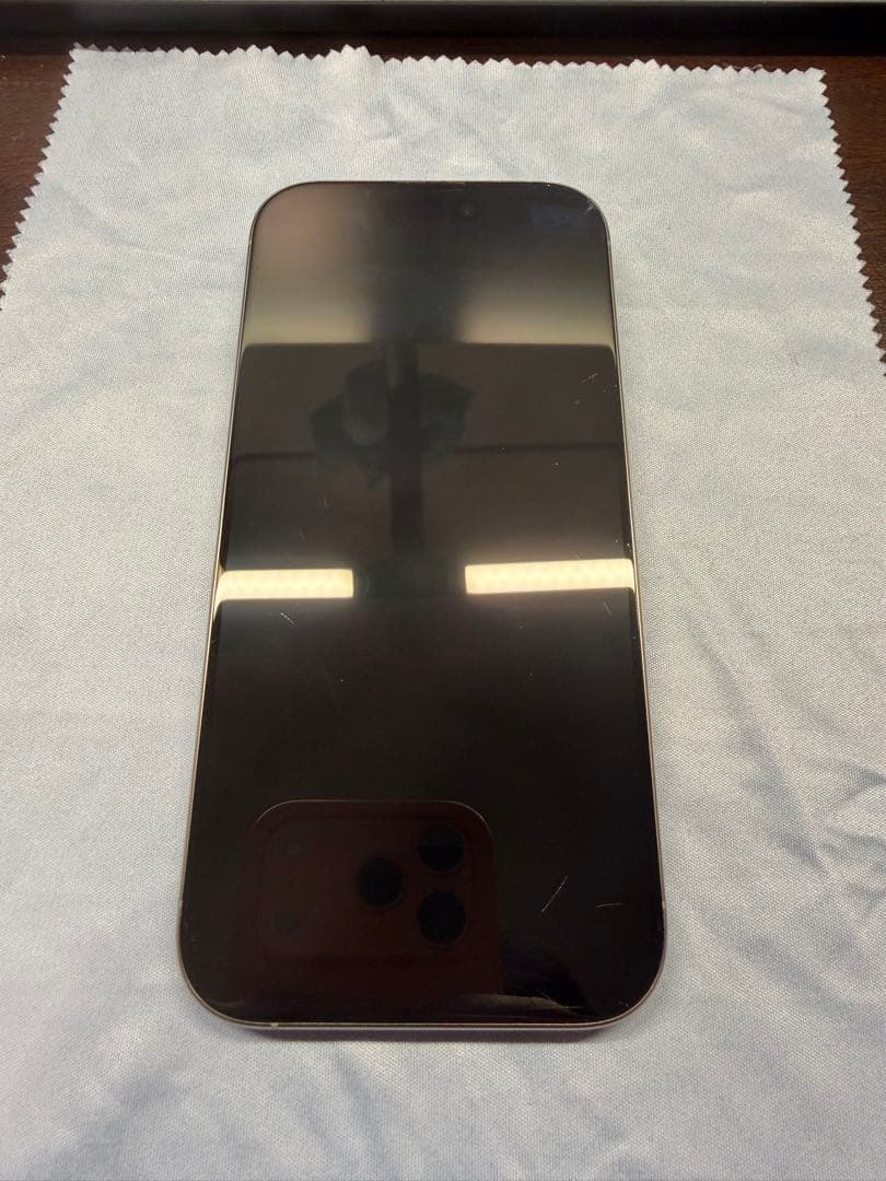 iPhone16Pro 背面ガラス割れあり