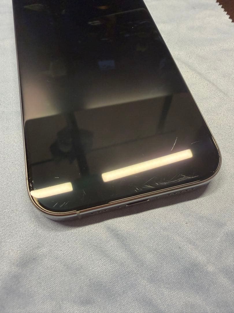 iPhone16Pro 背面ガラス割れあり