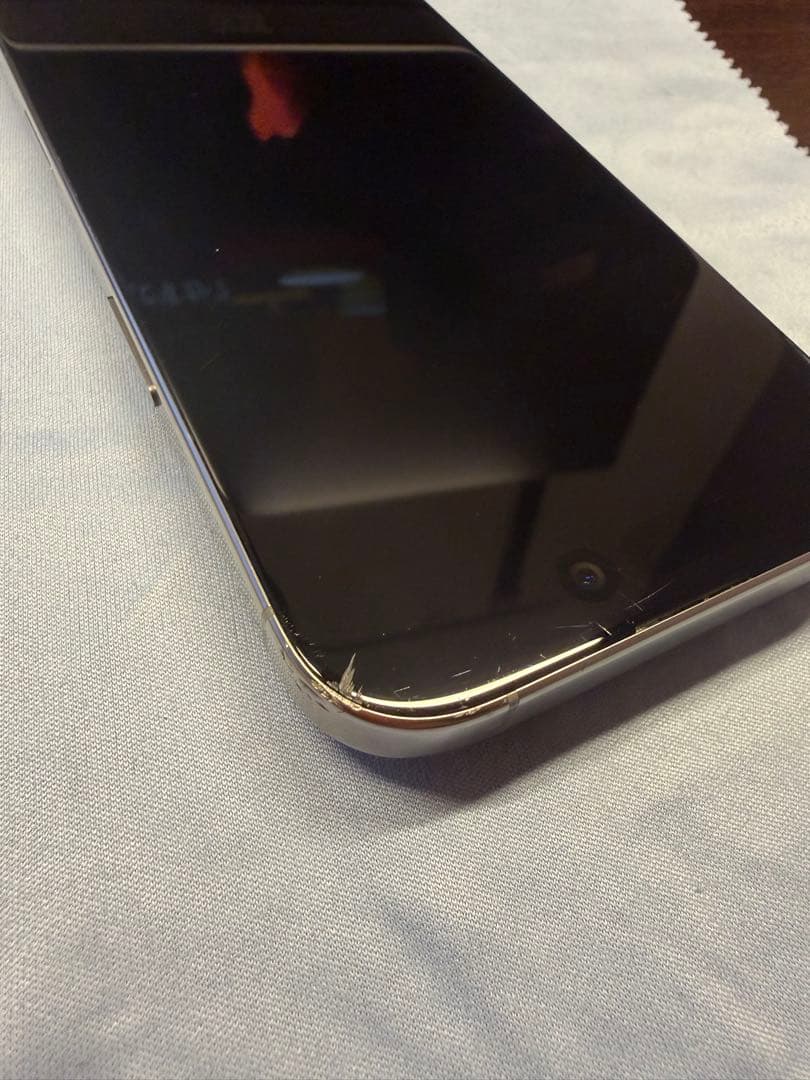 iPhone16Pro 背面ガラス割れあり
