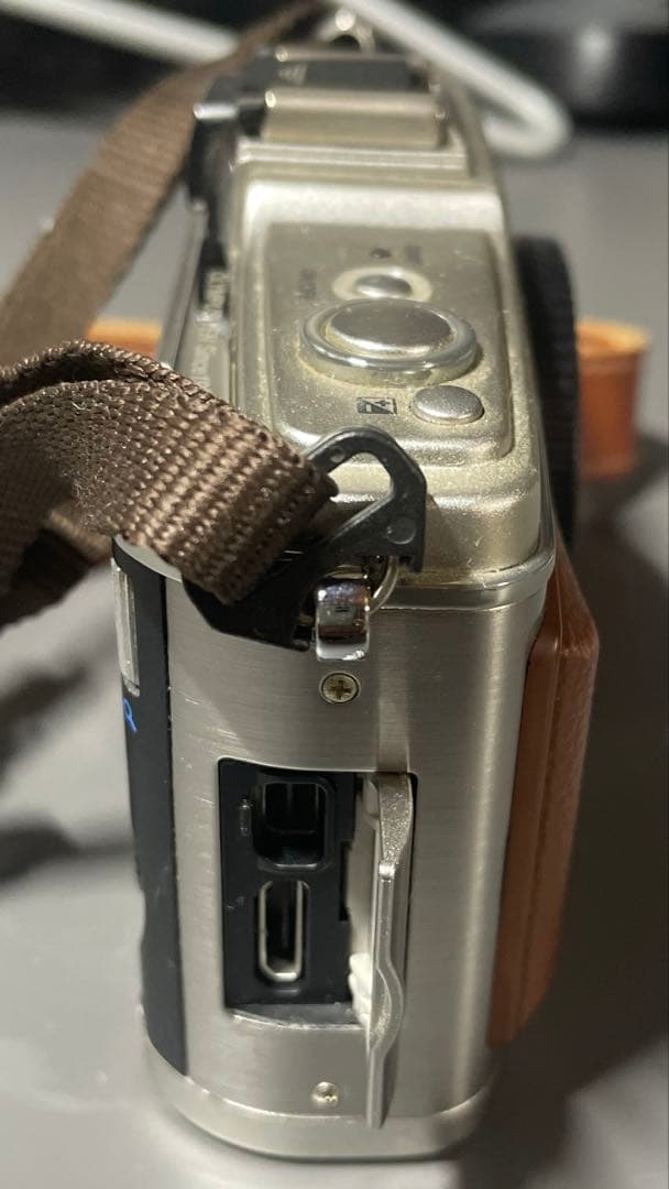 【訳あり・説明必読】OLYMPUSデジカメE-P2 レンズ・レザーホルダー付