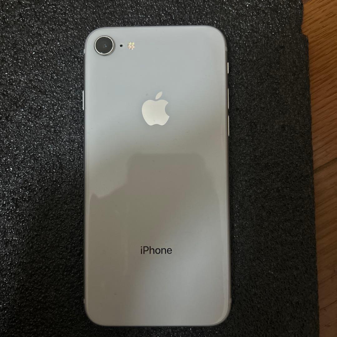 Apple iPhone 8 シルバー Appleロゴ付き、ケース付きで保護安心