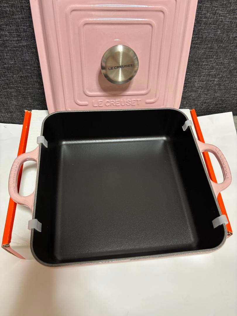 ルクルーゼ　シグニチャー ココット・スクエア 　24cm ピンク　鍋