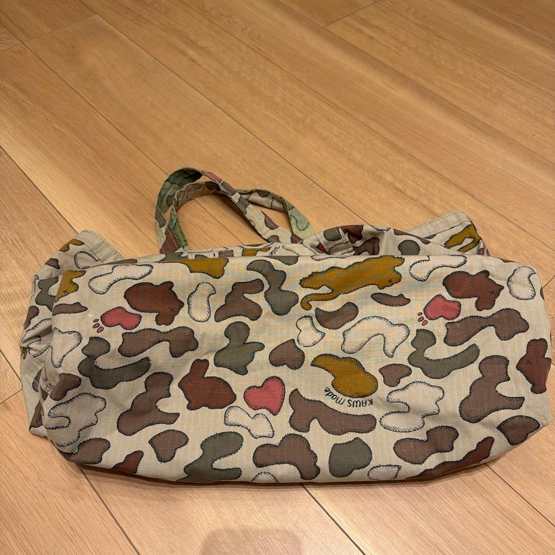 HUMANMADE KAWSコラボ 迷彩柄トートバッグ