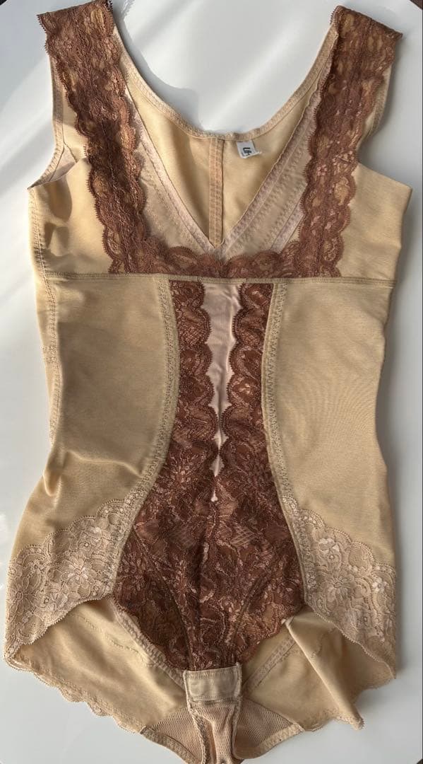 グラントイーワンズ　袖なしボディスーツ