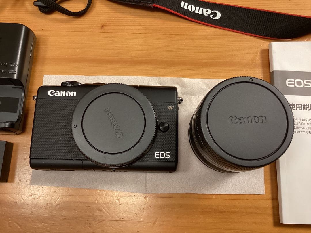 EOS M100　ブラック　EF-M15-45　IS　STM　レンズキット　黒