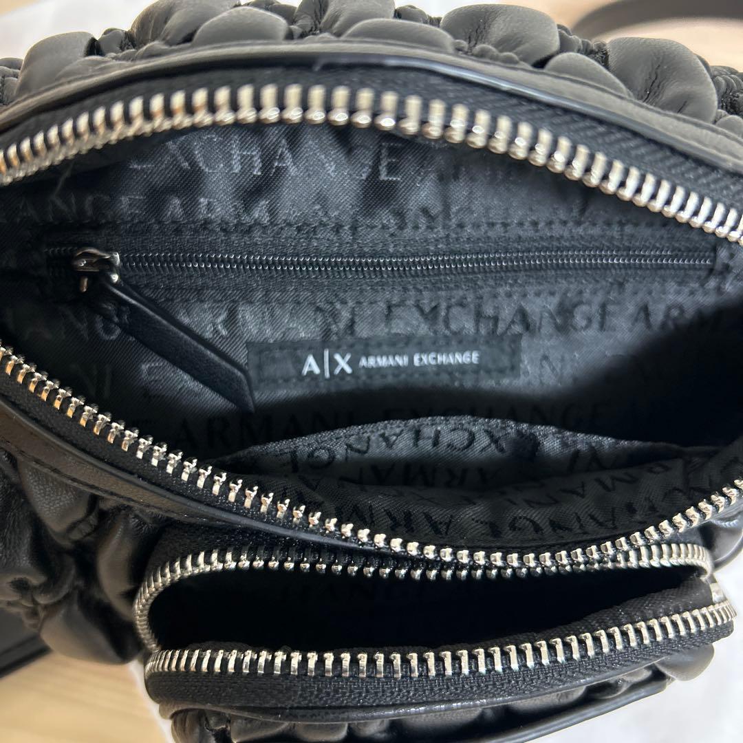 アルマーニエクスチェンジ　エンボスロゴミニボディバッグ