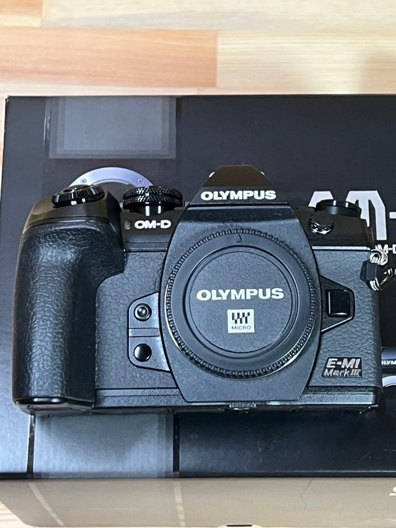 OM-D ミラーレスカメラ 本体とバッテリー