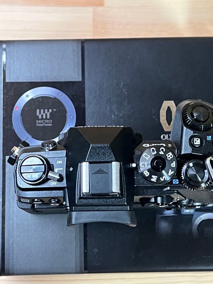 OM-D ミラーレスカメラ 本体とバッテリー