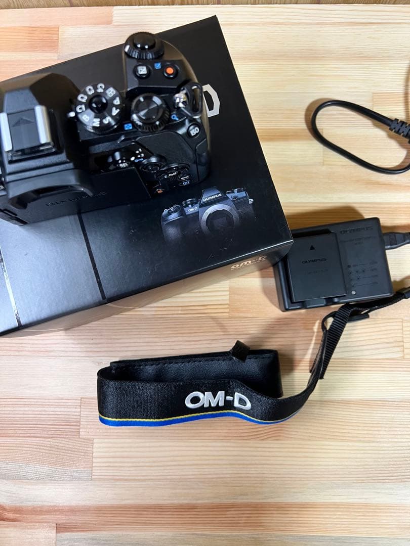 OM-D ミラーレスカメラ 本体とバッテリー