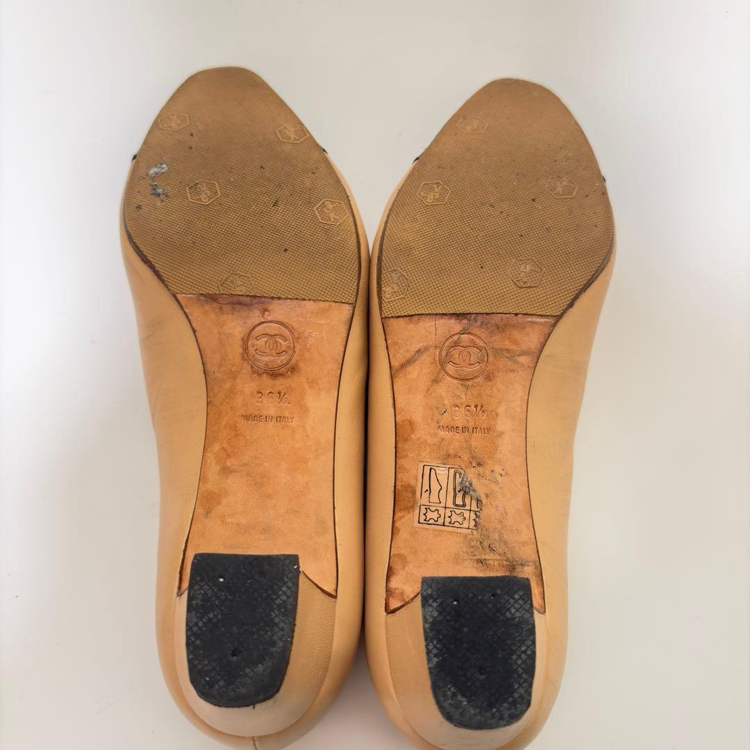 CHANEL シャネル パンプス 23.5 ベージュ 黒 ロゴ レディース 靴