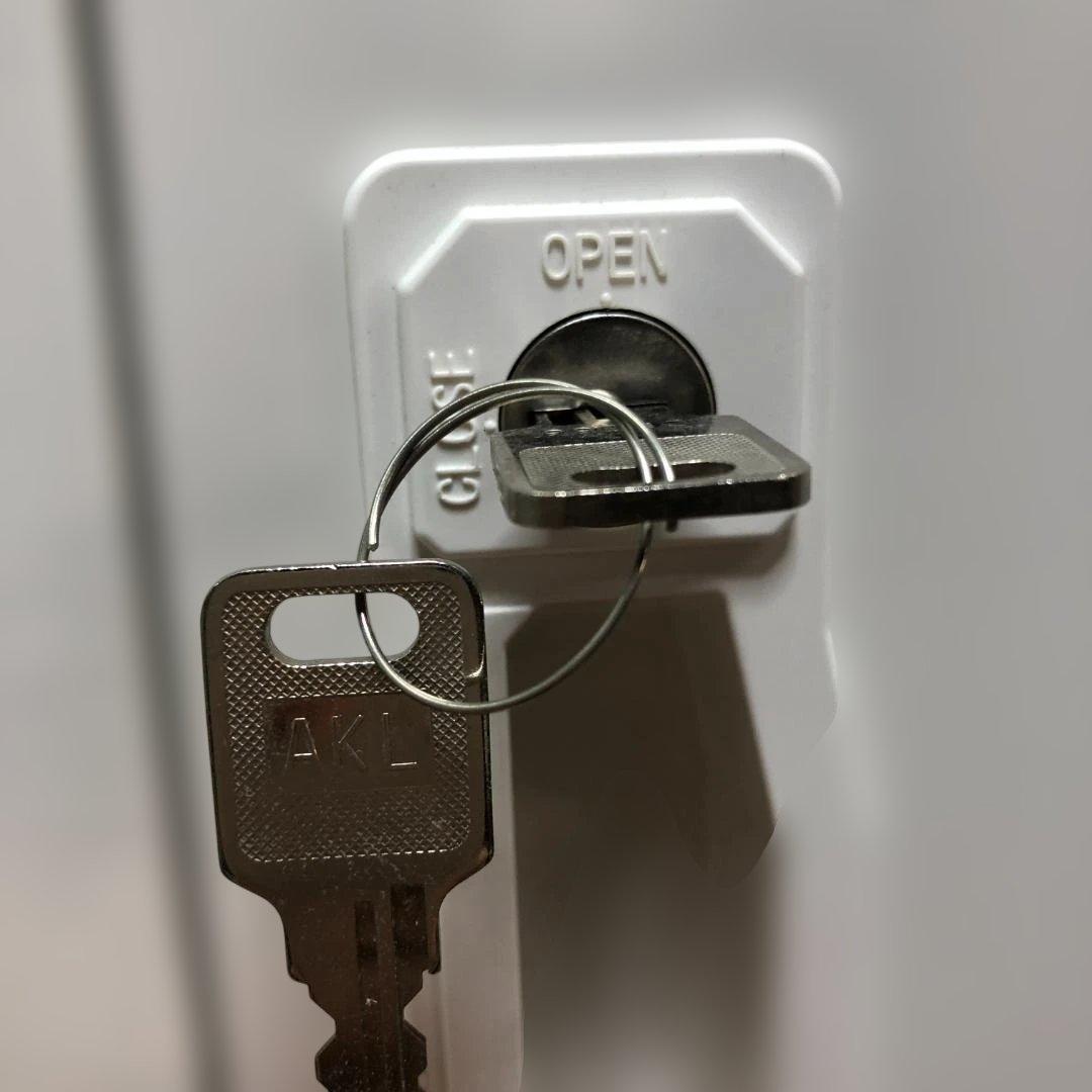 送料無料 生興 スチールロッカー 4人用 AKL-W4S 白 251127