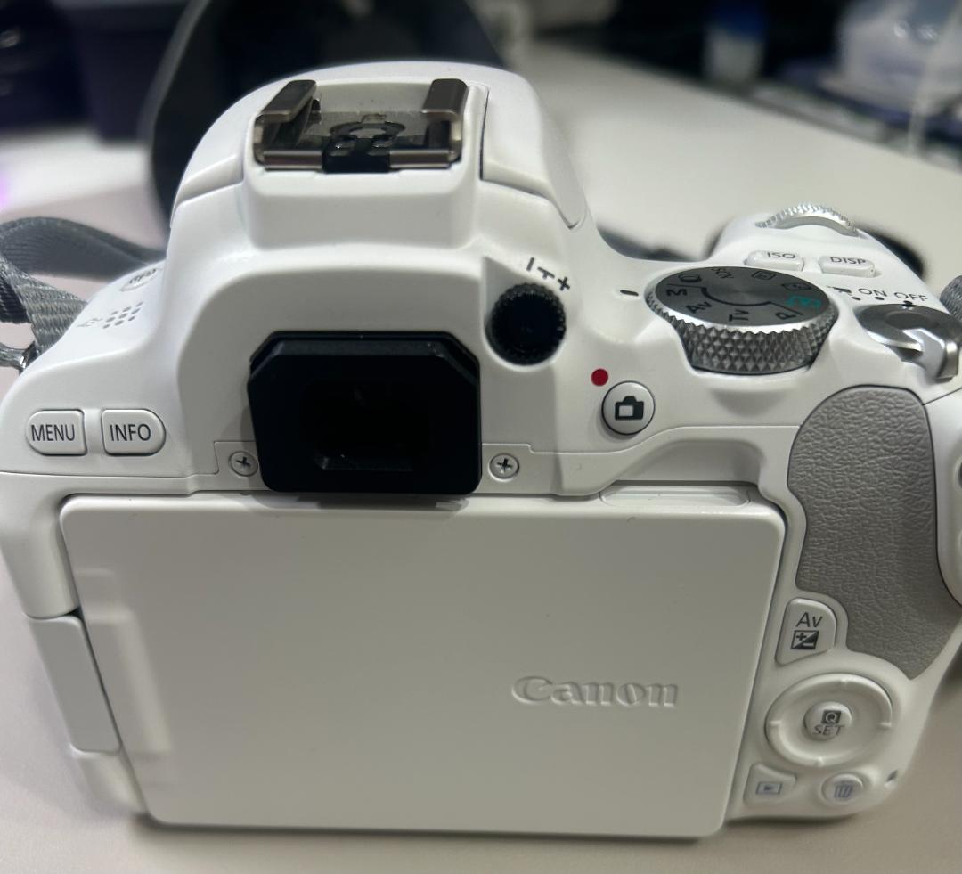 Canon EOS Kiss X9 18-55mm ホワイト 本体
