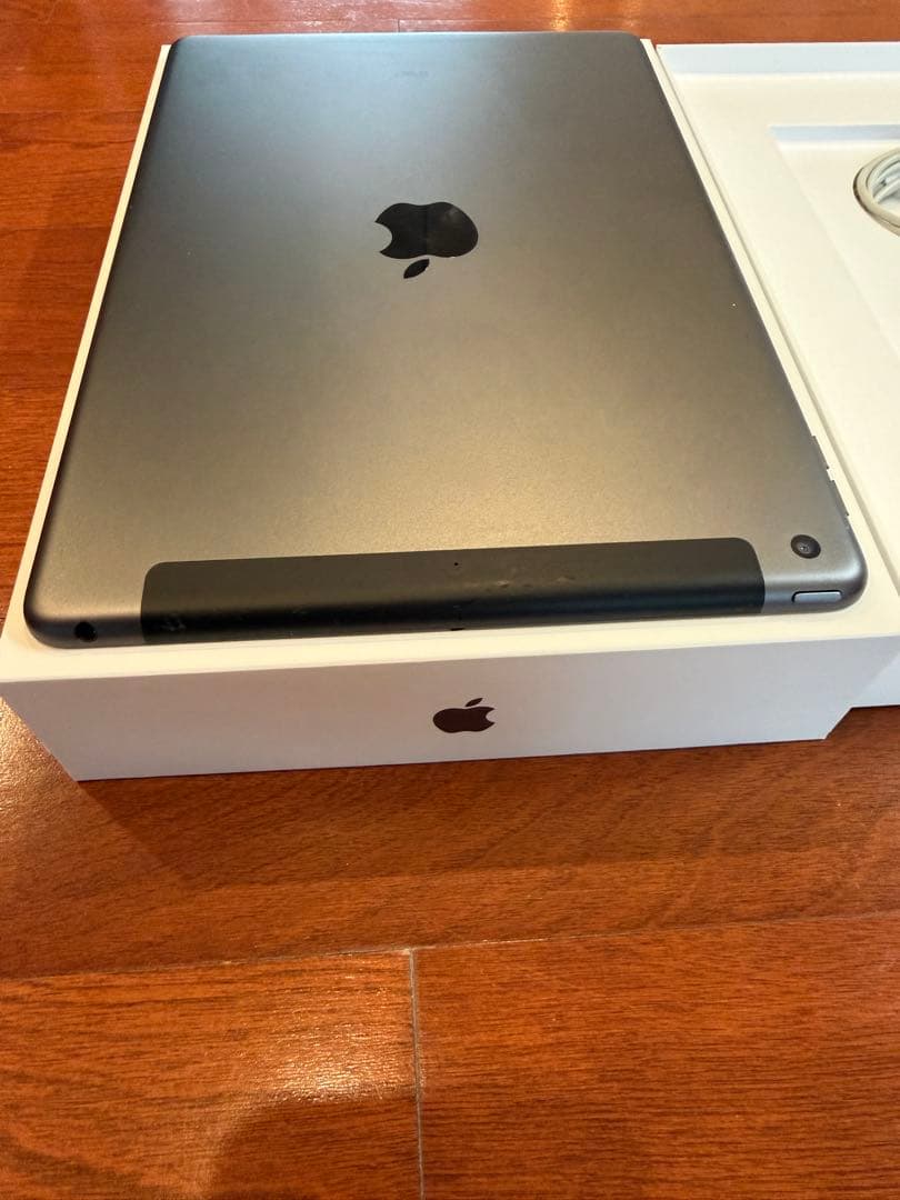 iPad (第8世代) Cellerモデル本体 充電器付き