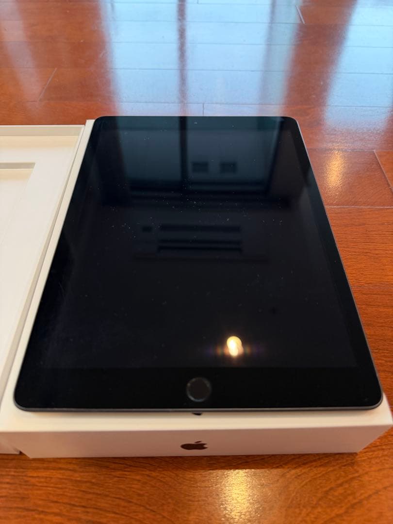 iPad (第8世代) Cellerモデル本体 充電器付き