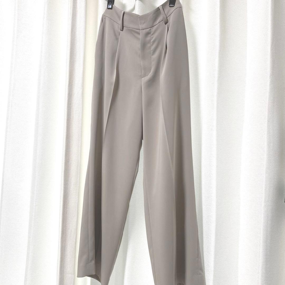 ベージュ ノーカラージャケット、ワイドパンツスーツ