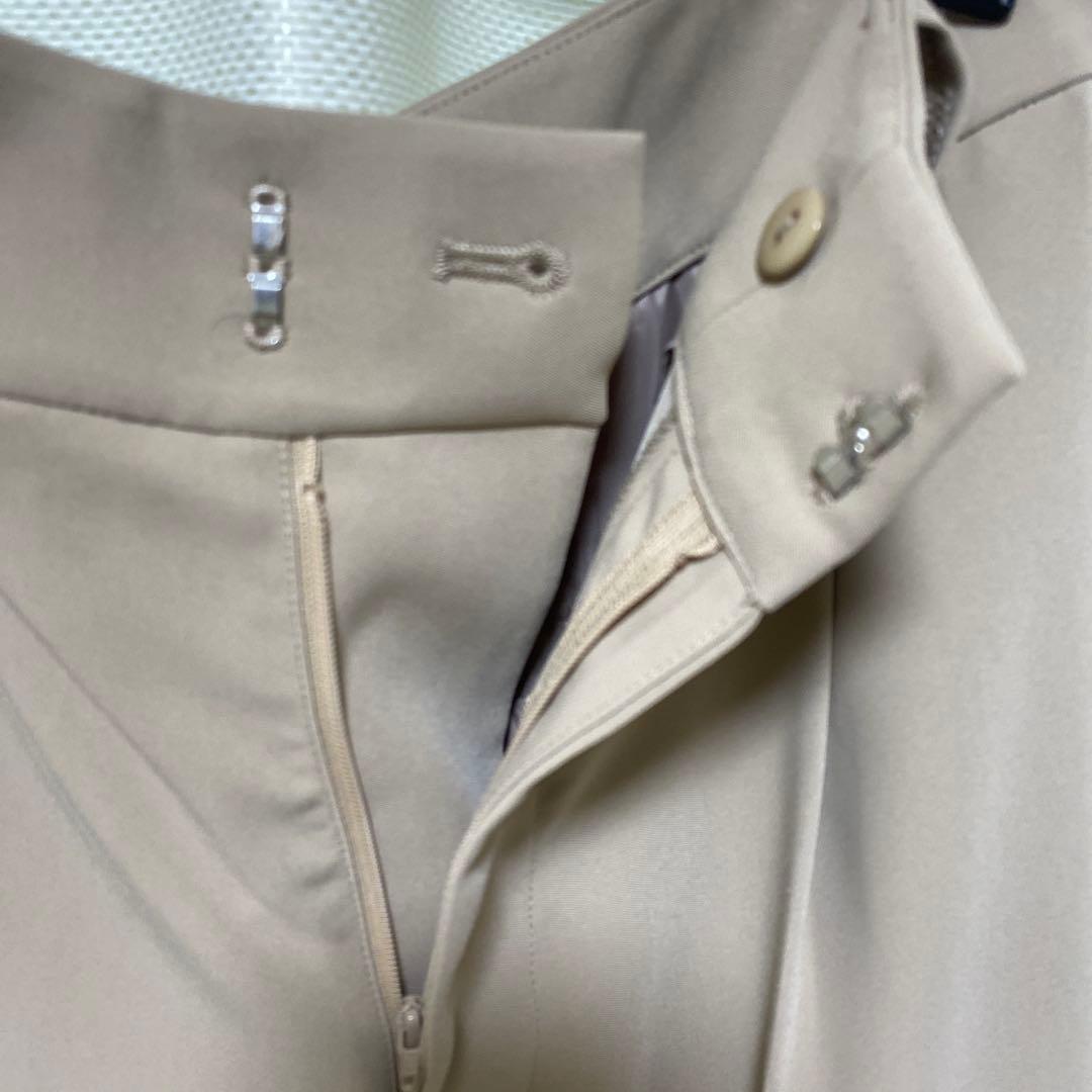 ベージュ ノーカラージャケット、ワイドパンツスーツ